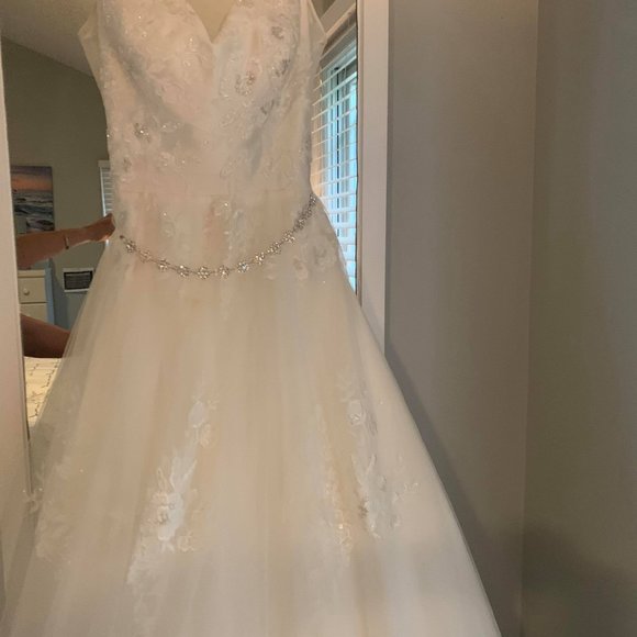 WEDDING DRESS, VIEL AND JEWELED BAND INCLUDED. - Picture 5 of 16